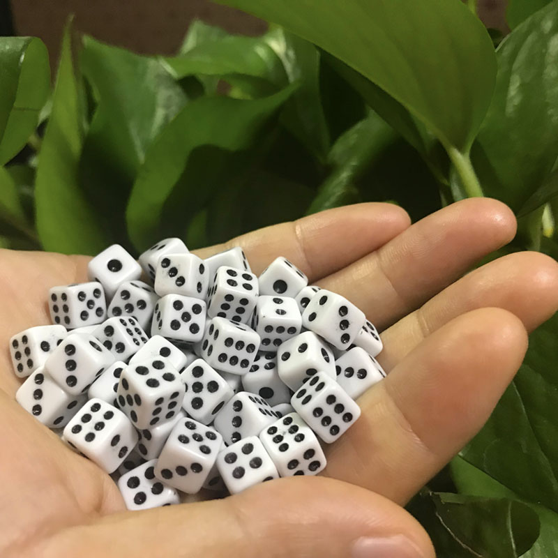 100pcs 8mm Plastic White Game Dice Six Sided Decider Birthday Parties Board Game 