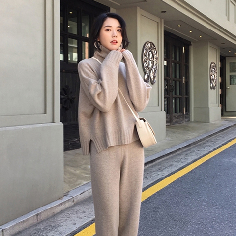 Suits in two pieces: a knit with a neck and trousers in grey