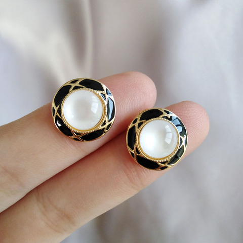 Elegant Japanese Style Creative Baroque Clip On Earrings Retro Spring Style Hepburn Earrings Black White Round Stone Ear Clips ► Photo 1/5