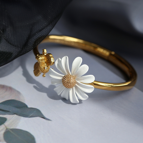 HUANZHI 2022 New White Enamel Daisy Flower Bracelet Vintage Gold Metal Opening Bracelet for Women Party wedding Jewelry Gifts ► Photo 1/6