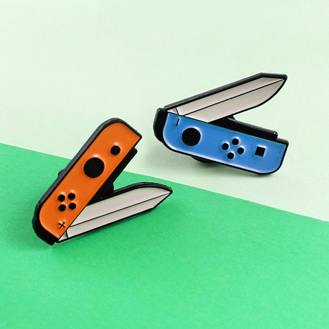 Enamel Pins Orange blue Knife gamepad game handle Brooches Switch Nintendo Game handle for Women Badge Jewelry Spille Bijoux ► Photo 1/6