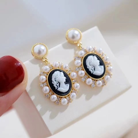 High sense vintage embossed portrait earrings autumn and winter pearl earrings baroque temperament Women New Jewelry Earrring ► Photo 1/6