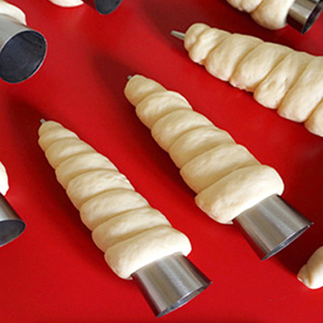 https://alitools.io/en/showcase/image?url=https%3A%2F%2Fae01.alicdn.com%2Fkf%2FHTB1I97Tl8DH8KJjy1zeq6xjepXap%2FNewest-5pcs-lot-Baking-Cones-Stainless-Steel-Spiral-Croissant-Tubes-Horn-bread-Pastry-making-Cake-Mold.jpg