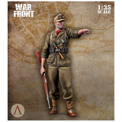 1:35 Standing soldier pointing to the front ► Photo 1/4