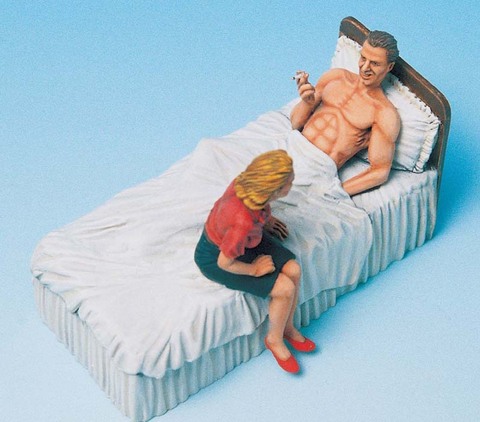 1:35    Soldier & Girlfriend with Bed ► Photo 1/1