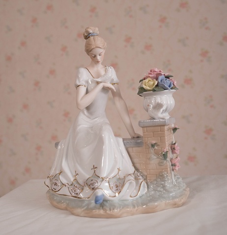 Retro European Style Porcelain Girl and Pigeons Figurine Ceramic Female Statuette Decoration Gift and Craft Ornament Accessories ► Photo 1/6