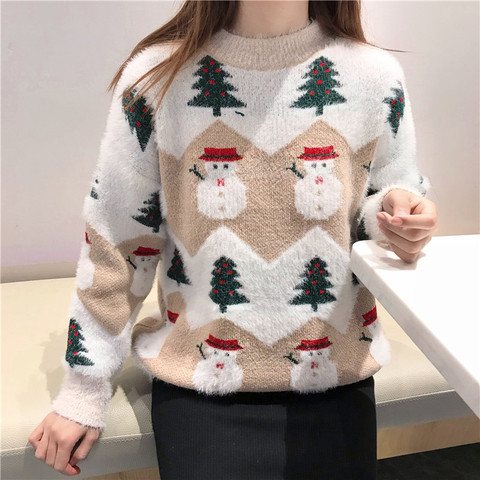 Hãy thưởng thức bức hình về chiếc áo len Giáng sinh xấu xí gốc và khám phá sự độc đáo của nó. Điểm nhấn của chiếc áo này là sự thô tục, phóng đại nhưng cũng rất ngộ nghĩnh. Xem xong, bạn sẽ không thể nào rời mắt khỏi nó.