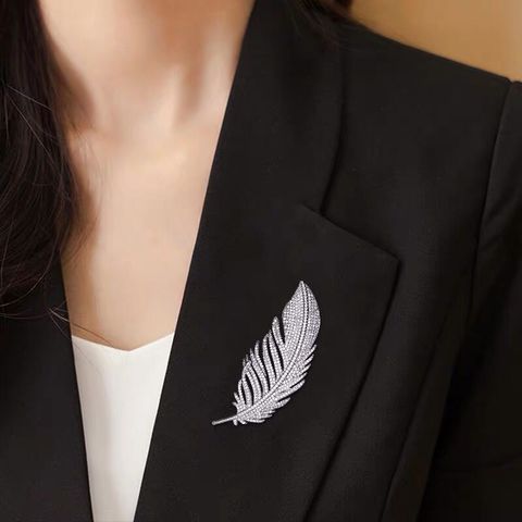 Trendy Peacock Feather Pearl Crystal Korean Suit Collar Pins and Brooches for Women Men Lapel Pin Broches Broach Jewelry ► Photo 1/6