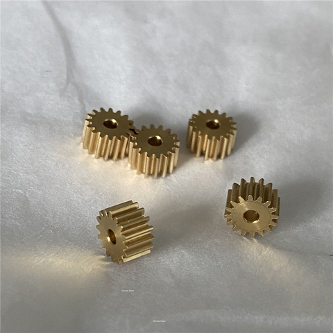 5pcs 0.4M 16T 17T Copper small spur gear 2mm Bore diameter x4mm thickness ► Photo 1/3