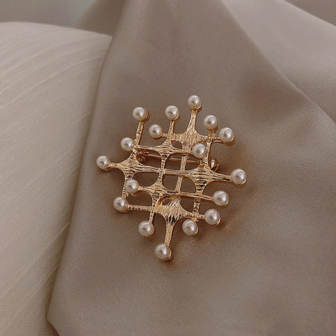 Women Hollow Men and Women Brooch Irregular Pattern Brooch Retro Pearl Girl Brooch Metal Geometric Pin Jewelry Banquet Jewelry ► Photo 1/6