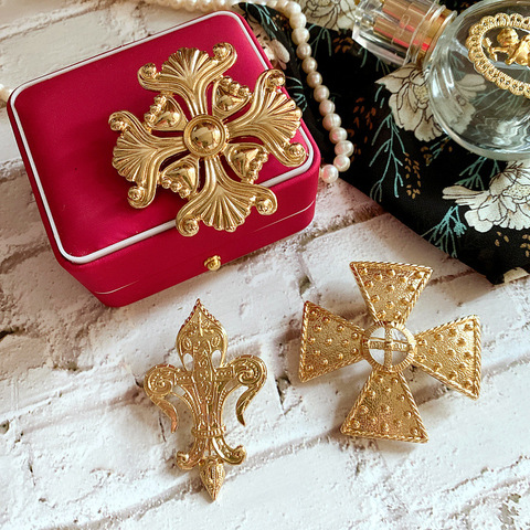 New Wholesale Retro Geometry Gold Relief Metal Brooch Fashion Accessories For Women ► Photo 1/6