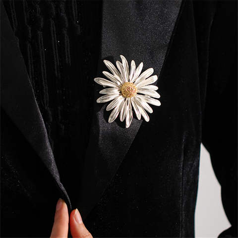 HUANZHI 2022 NEW Elegant Vintage Metal Plant Flowers Daisy Brooch for Women And Man Collar Accessories Couple Jewelry Gifts ► Photo 1/6