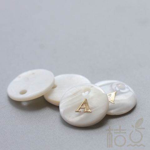 Natural Shell with Gold Alphabet Charm - Alphabet - Letter - Round 11mm (G44B) ► Photo 1/6