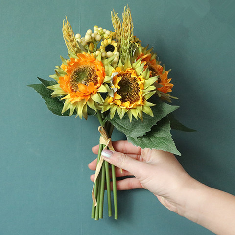 Ramo de girasoles hecho a mano con hojas verdes y césped, flores artificiales de seda para boda, novia ► Foto 1/3