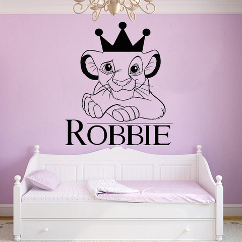 Pegatinas de pared del Rey León, calcomanías de vinilo personalizadas con nombre, arte Simba, Mural para decoración de cuarto de niños, corona de dibujos animados ► Foto 1/5