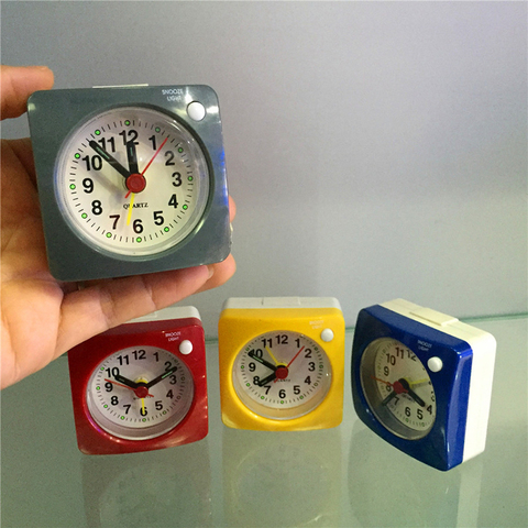 Minireloj despertador de mesita de noche de 6x6cm, alarma de viaje con repetición y luz, silencioso, sin tic-tac, analógico, funciona con batería ► Foto 1/6