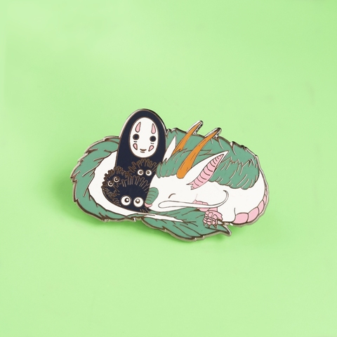 Pin de esmalte duro de dragón blanco para hombre, broche de animales dibujos animados Kawaii, insignia de colección de abanico de Anime, Aways sin rostro, regalo único ► Foto 1/1