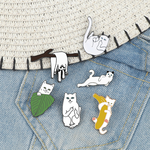 Divertido gatos blanco esmalte Pin rama hoja Banana gatos broche mujeres hombres solapa pines Denim Jeans Placa de dibujos animados joyería regalos ► Foto 1/6