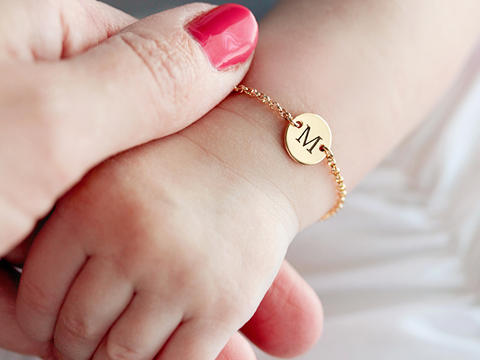 Pulsera con inicial curva de acero inoxidable, letra pequeña, regalo personalizado para bebé, pulseras personalizadas, envío directo ► Foto 1/1