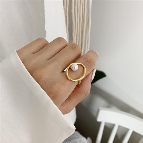 Anillo redondo de imitación de perlas, elegante, simple, hueco, geométrico, para mujer, diseño elegante, fiesta, joyería, anillo de regalo, nuevo estilo, 2022 ► Foto 1/6