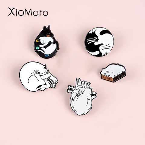 Pines esmaltados con forma de gato, insignias de Corazón calavera Yin Yang en blanco y negro, broches de esmalte Animal, regalo para amante de los gatos, gatito, Regalos para mamá ► Foto 1/6