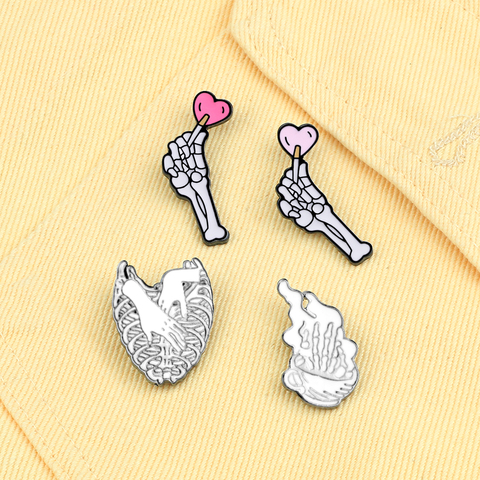 Insignia de dibujos animados para mujer, jaula de calaveras, broche de corazón de mano, manecillas esmaltadas con gestos, bolso, chaquetas, Pin de solapa, joyería Punk ► Foto 1/6