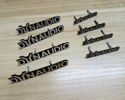 4 unids/lote DYNAUDIO altavoz de alta fidelidad de altavoz de audio 3D de aluminio insignia emblema estéreo con 2 pines x 30x4mm 47x6mm ► Foto 1/5