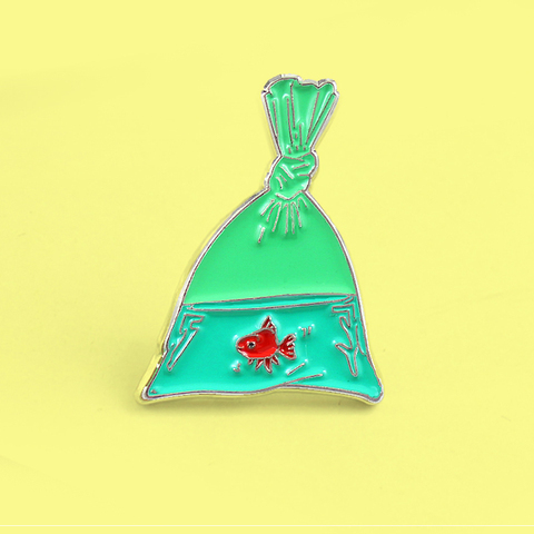 Broche de dibujos animados para mujer y niño, bolsa de peces verde, pez dorado, Pin esmaltado, Red Koi, bolsa de pescado, alfileres, insignia de personalidad para vestido ► Foto 1/5