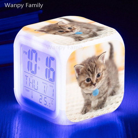 Reloj despertador Pequeño gato, reloj despertador LED multifunción de 7 colores, con pantalla grande y sensor táctil ► Foto 1/6