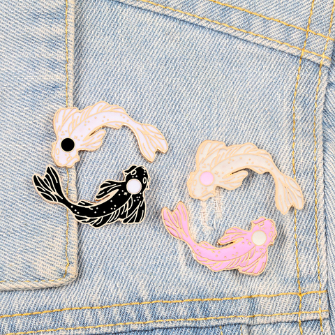 Yin Yang-broches de dibujos animados para mujer, Chaquetas vaqueras de hombre, Pin de solapa esmaltado, mochila distintiva de pescado japonés, regalos de joyería para niños ► Foto 1/6