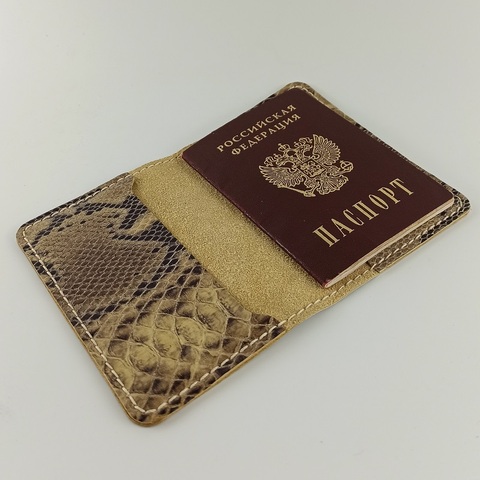 Funda de pasaporte hecha de cuero genuino con piel de serpiente en relieve hecha a mano. Regalo perfecto ► Foto 1/6