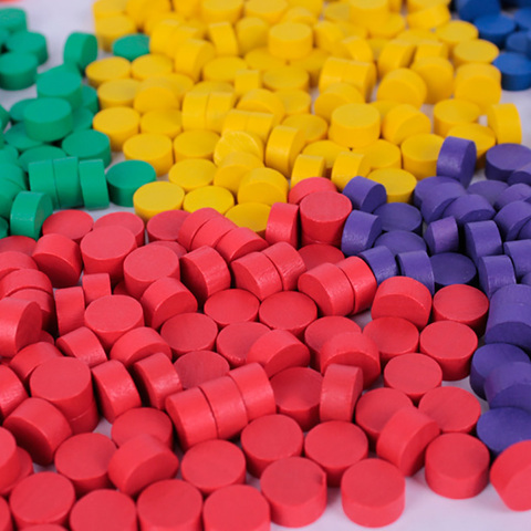 100 Uds. Piezas de juego de madera de 8 colores piezas de ajedrez coloridas para accesorios de juegos 10*5MM ► Foto 1/6