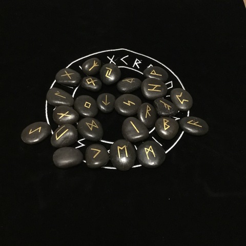 25 unids/set piedras de río grabadas Runas de vikingo juego de piedras talladas letras negras Feng Shui juego de mesa signo de amuleto ► Foto 1/5