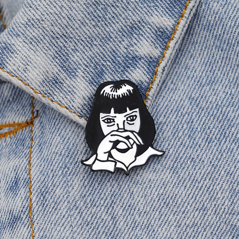 Película clásica broches de ficción de la pulpa Mia Wallace maldita chica Pines de esmalte bolsa de camiseta chaquetas solapa Pin con distintivo Punk gótico joyería ► Foto 1/6