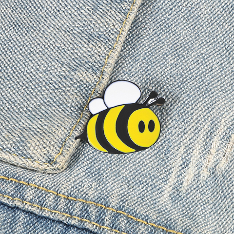 Pin esmaltado para mujer, broche de dibujos animados, chaqueta vaquera de abeja, decoración para niños, insignia de solapa amarilla en mochila, regalo para niñas, joyería ► Foto 1/6