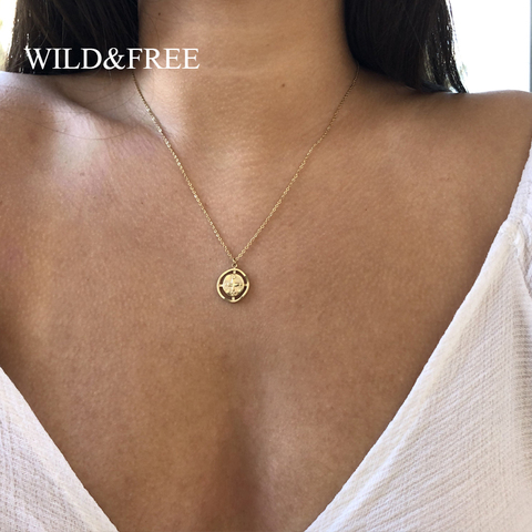 Wild & Free-collar con colgante sencillo para mujer, colgante redondo tallado en cruz de acero inoxidable, joyería femenina ► Foto 1/6