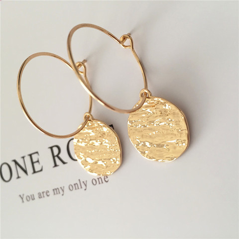 Pendientes de aro de diseño Simple para mujer, aretes redondos con superficie de agua de Color dorado, con aros finos, ropa informal ► Foto 1/6