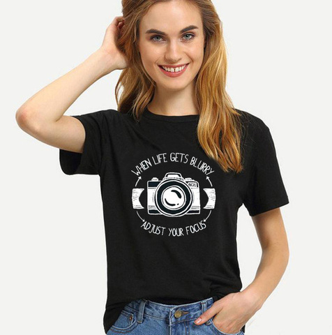 Camiseta de manga corta con cuello redondo para mujer, blusa holgada con estampado de cámara y letras de enfoque ajustable, ropa para mujer ► Foto 1/6