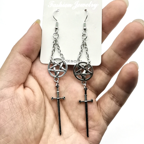 Pendientes con colgante de pentagrama para mujer, joyería gótica con diseño de espada negra oscura, con cadena negra ► Foto 1/5