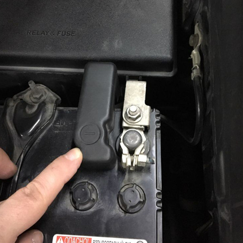 Coche ánodo de la batería electrodo negativo Polo Terminal protección cubierta para Toyota Fortuner SW4 Innova Crysta Hilux 2015-2022 ► Foto 1/6