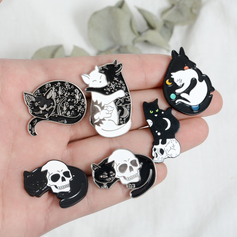 Broches de bruja con diseño de gato negro y blanco Yin Yang luna y estrella abrazando gato gatito durmiendo broche joya brujería Magic Lapel Pins ► Foto 1/6