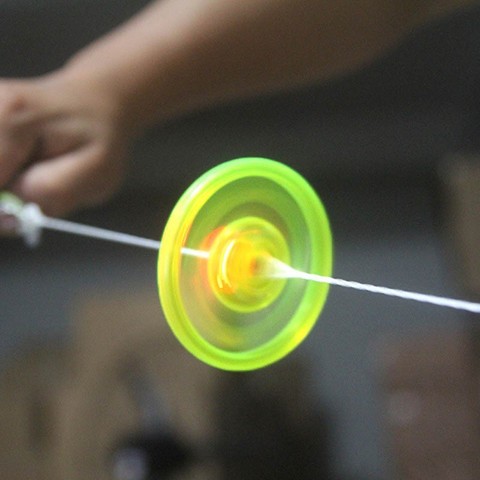 Juguete de cuerda de destello luminoso para niños, luz Led Juguetes de juguete divertido y rápido para regalo de cumpleaños, 2022 ► Foto 1/6
