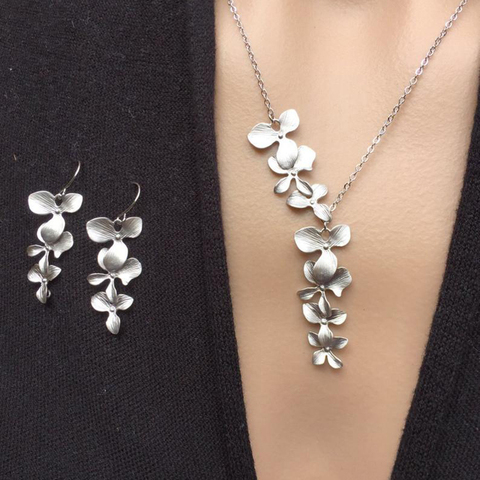 Conjunto de joyería con diseño de flores y hojas, gargantilla de Metal con perlas blancas, Color gris y plateado mate, collar, Pendientes colgantes de flor ► Foto 1/6