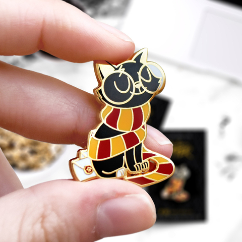 Gryffindors-Pin de esmalte duro de gato mágico, bufanda con dibujos animados de animales, broche dorado para gatos negros, mochila de moda, decoración de pasadores, regalo único ► Foto 1/2