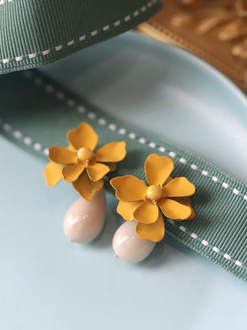 Pendientes de Clip con abalorio floral amarillo de estilo coreano para mujer, aretes creativos de margaritas amarillas con flores, sin Piercing para oreja ► Foto 1/6