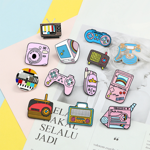 Vintage juego de pines de esmalte colecciones 90s Gamepad Teléfono Móvil TV broches joyas camisa Denim insignias Pin para solapa, regalo para amigos ► Foto 1/6