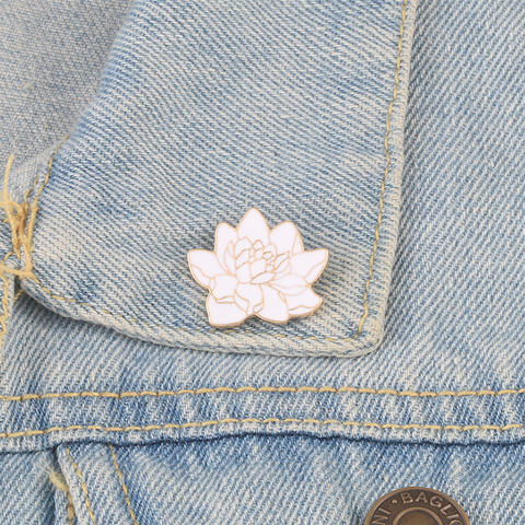 Pin de esmalte de flor de loto Blanca Budista para hombre y mujer, Pin de planta Floral, broche de tela vaquera, mochila, insignia de solapa, regalo de joyería japonesa ► Foto 1/6