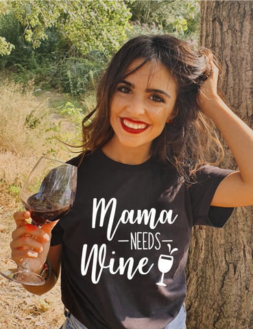 Camiseta con estampado de letras de Mama Needs Wine para mujer, ropa divertida de manga corta, ropa urbana para mujer, Camisetas estampadas de estética de vida para mamá ► Foto 1/6