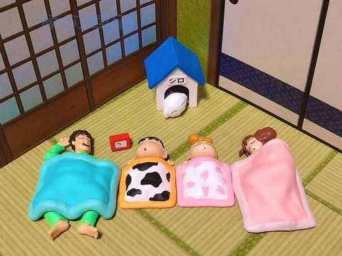 5 unids/lote hermosa Japón Anime Crayon Shin-chan borde de la taza Nohara familia en dormir PVC figura de acción modelo muñeca juguetes para niños regalos ► Foto 1/5