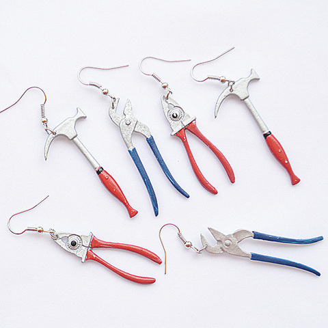 Pendientes de herramientas hechas a mano para mujeres y niñas, accesorios creativos y divertidos para manualidades, pinzas de simulación, martillos, aretes colgantes de color rojo y azul exagerados ► Foto 1/6